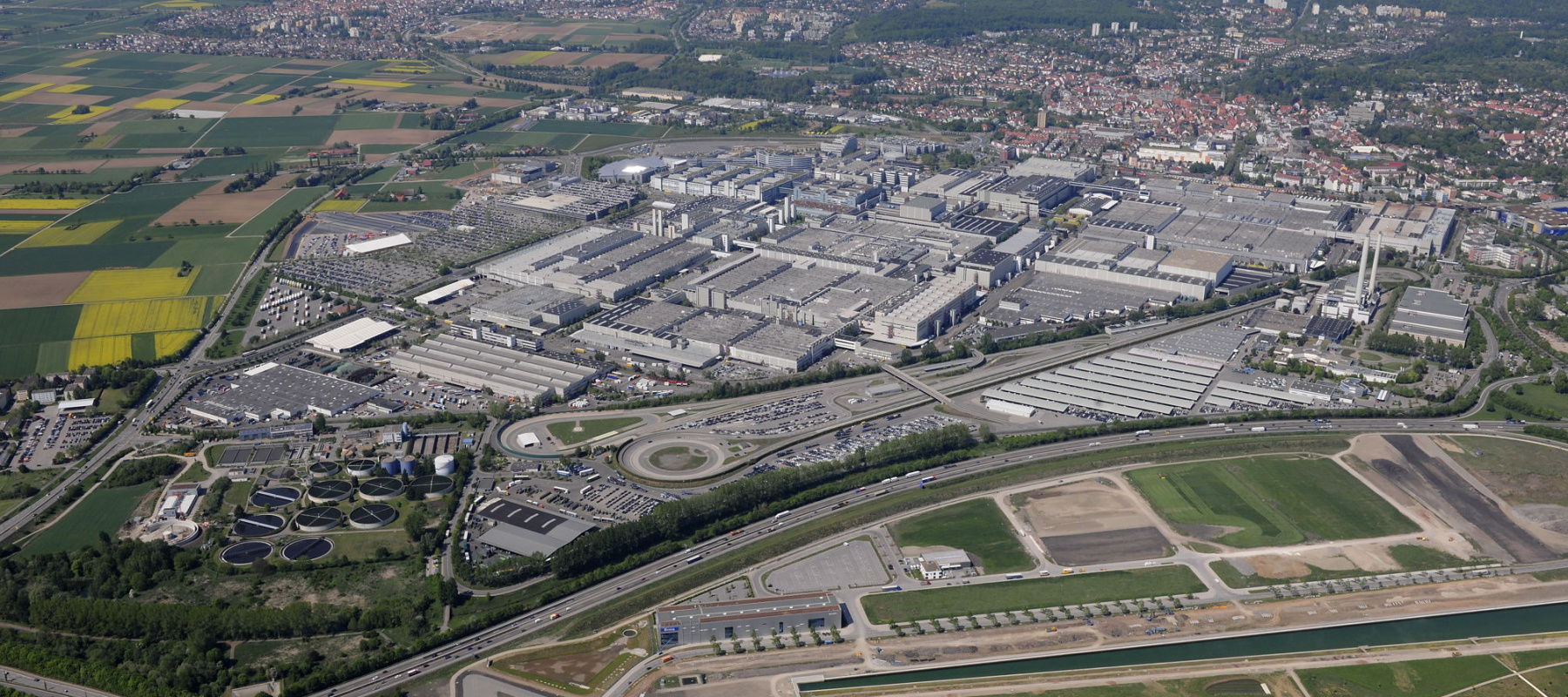 More than 22,000 people work at the Mercedes-Benz plant in Sindelfingen, Germany. It is the biggest production facility of Daimler AG worldwide. // Das Mercedes-Benz Werk Sindelfingen ist mit mehr als 22.000 Mitarbeitern das größte Produktionswerk der Daimler AG weltweit.
